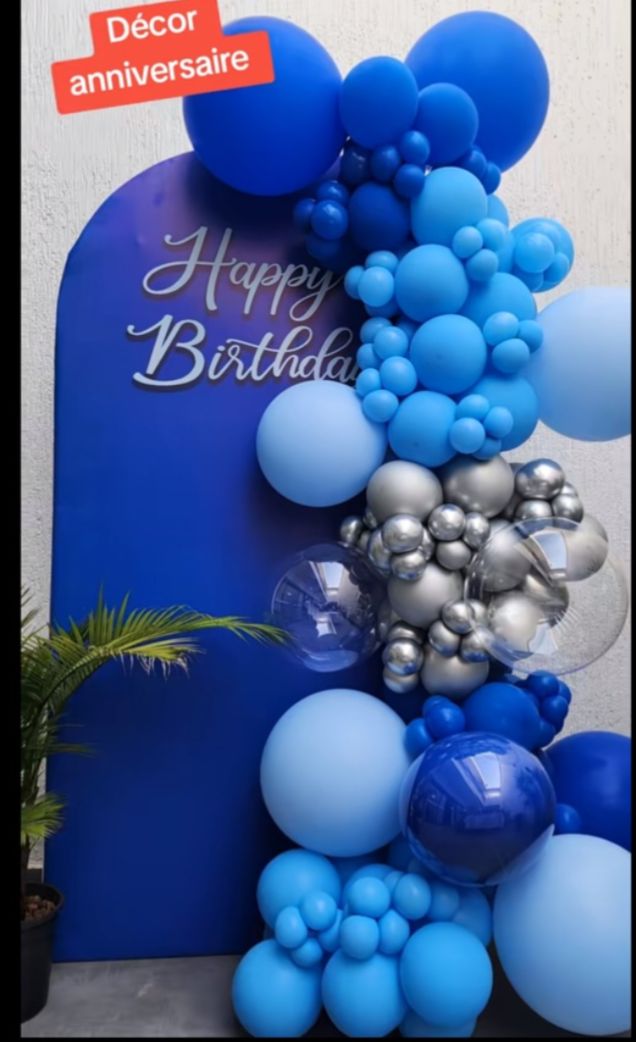 Arche bleue avec ballons bleus et argentés et inscription Happy Birthday