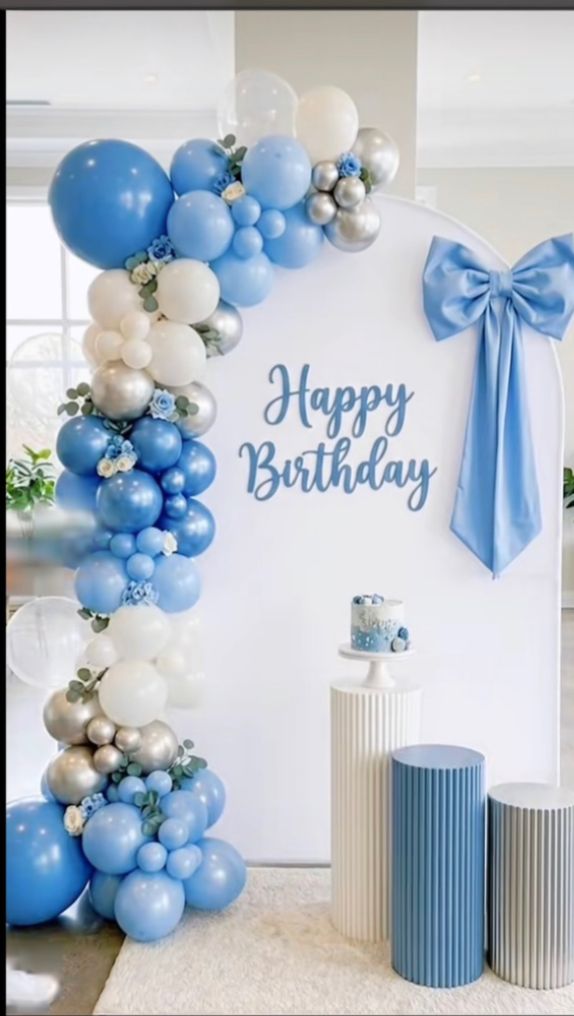Décor anniversaire bleu et blanc avec guirlande de ballons et grand ruban