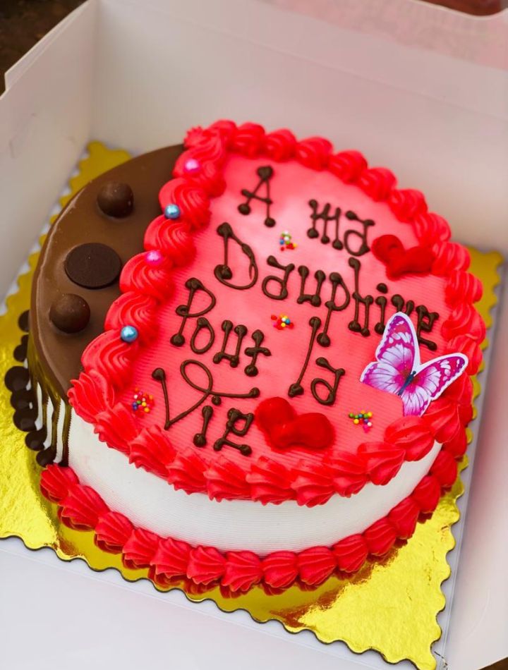 Gâteau en forme de cœur, crème rouge, message au chocolat et papillon