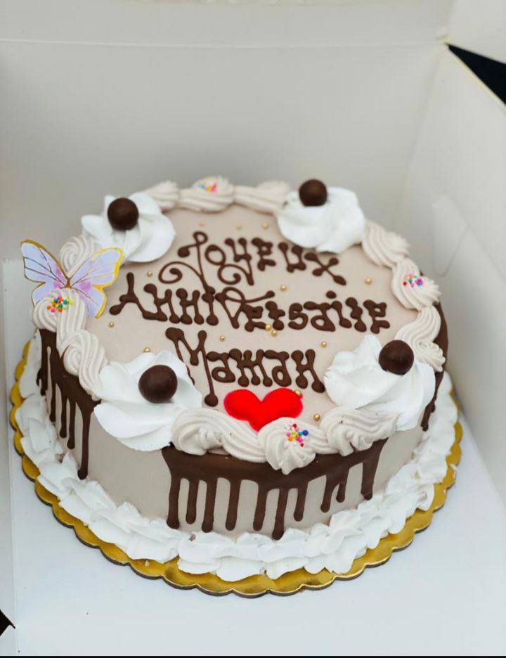 Gâteau d'anniversaire pour maman avec cœur rouge et papillon